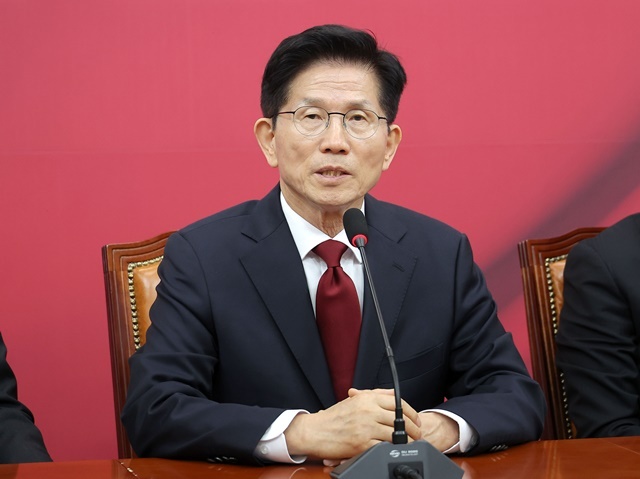 국민의힘 김문수 대선 후보가 4일 국회에서 열린 당 선거대책위원회 회의에서 발언하고 있다. 2025.5.4. / 연합뉴스