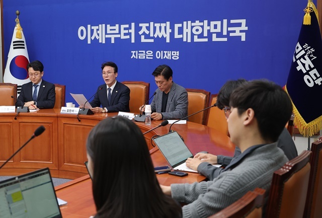 더불어민주당 김민석 상임공동선거대책위원장이 4일 국회에서 열린 기자간담회에서 발언하고 있다. 2025.5.4. / 연합뉴스