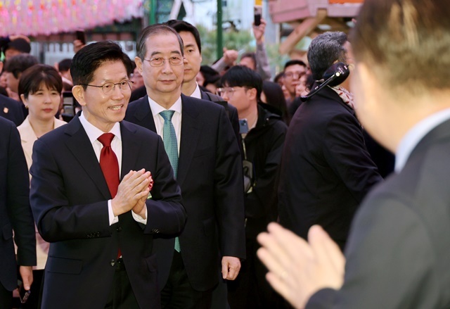 국민의힘 김문수 대선 후보와 무소속 한덕수 대선 예비후보가 5일 서울 종로구 조계사에서 열린 불기 2569년 부처님오신날 봉축법요식에 참석하고 있다. 2025.5.5. / 연합뉴스