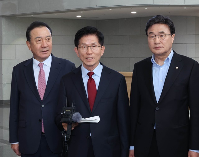 국민의힘 김문수 대선 후보가 6일 아시아태평양경제협력체(APEC) 회의장인 경북 경주시 경주화백컨벤션센터에서 취재진의 질문에 답하고 있다. 김 후보 양 옆으로는 초선·재선 대표인 엄태영·김대식 의원. 2025.5.6. / 연합뉴스