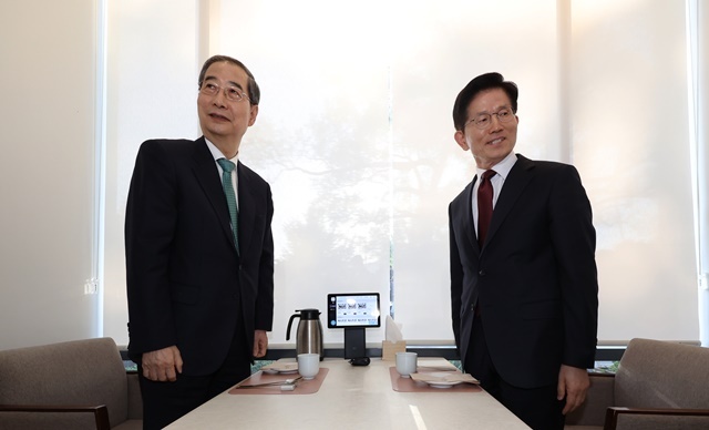 국민의힘 김문수 대선후보와 무소속 한덕수 대선 예비후보가 7일 서울 종로구의 한 식당에서 후보 단일화 관련 회동을 하고 있다. 2025.5.7. / 연합뉴스
