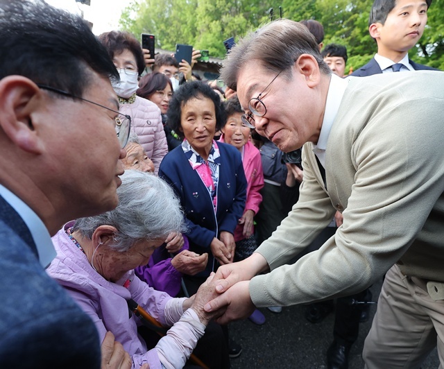 더불어민주당 이재명 대선 후보가 '골목골목 경청투어:국토종주편'에 나선 6일 전북 장수군 오옥마을을 찾아 주민 어르신들과 인사하고 있다. 2025.5.8. / 연합뉴스