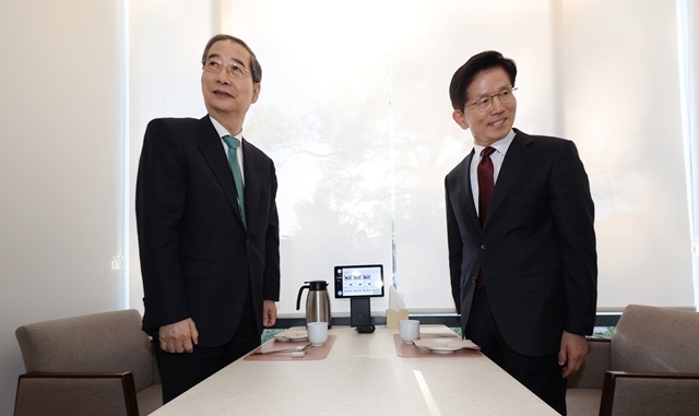 국민의힘 김문수 대선후보와 무소속 한덕수 대선 예비후보가 7일 서울 종로구의 한 식당에서 후보 단일화 관련 회동을 하고 있다. 2025.5.8. / 연합뉴스