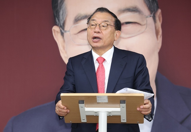 무소속 한덕수 대통령선거 예비후보 캠프 이정현 대변인이 7일 서울 영등포구 한 후보 캠프 사무실에서 한 후보의 기자회견이 끝난 뒤 취재진 질문에 답하고 있다. 2025.5.9. / 연합뉴스