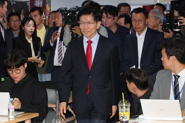 국민의힘 김문수 대선 후보가 10일 서울 여의도 캠프 사무실에서 사상 초유의 대선 후보 교체 강행에 대한 입장을 밝히기 위해 긴급 기자회견에 나서고 있다. 2025.5.10. / 연합뉴스