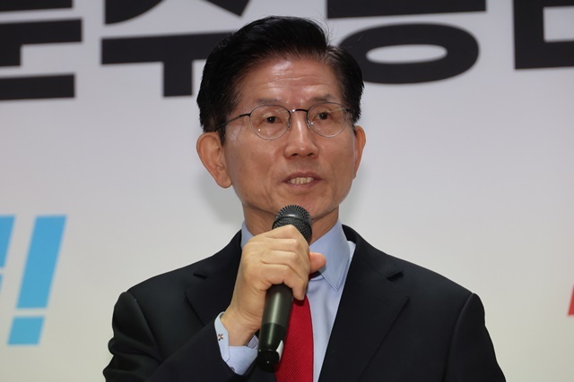 국민의힘 김문수 대선 후보가 10일 서울 여의도 캠프 사무실에서 긴급 기자회견을 열어 당 지도부 주도의 사상 초유 대선 후보 교체 강행에 대한 입장을 밝히고 있다. 2025.5.10. / 연합뉴스