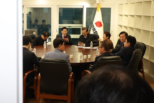 국민의힘 김문수 대선 후보가 10일 서울 여의도 국민의힘 당사 대통령 후보실에서 캠프 관계자들과 사상 초유 대선 후보 교체 강행에 대책을 논의하고 있다. 2025.5.10. / 연합뉴스
