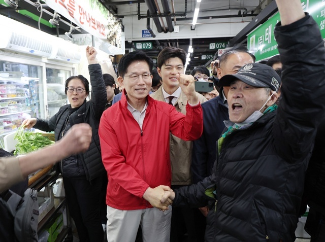제21대 대통령 선거 공식 선거운동 첫날인 12일 국민의힘 김문수 대선 후보가 서울 송파구 가락시장을 찾아 상인들과 인사하고 있다. 2025.5.12. / 연합뉴스