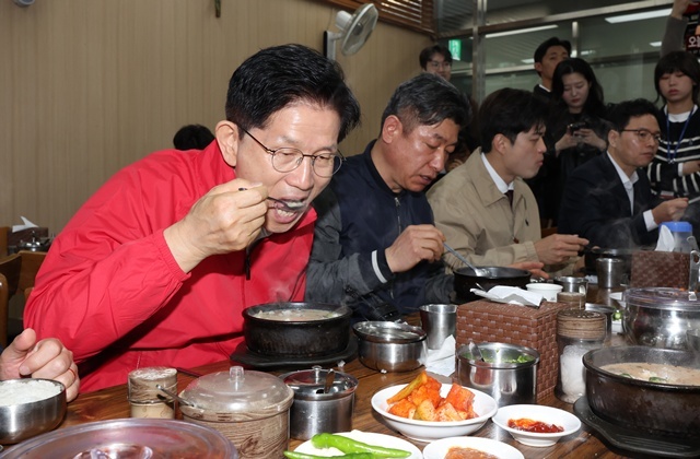 제21대 대통령 선거 공식 선거운동 첫날인 12일 국민의힘 김문수 대선 후보가 서울 송파구 가락시장을 찾아 상인들과 순대국밥을 먹고 있다. 2025.5.12. / 연합뉴스