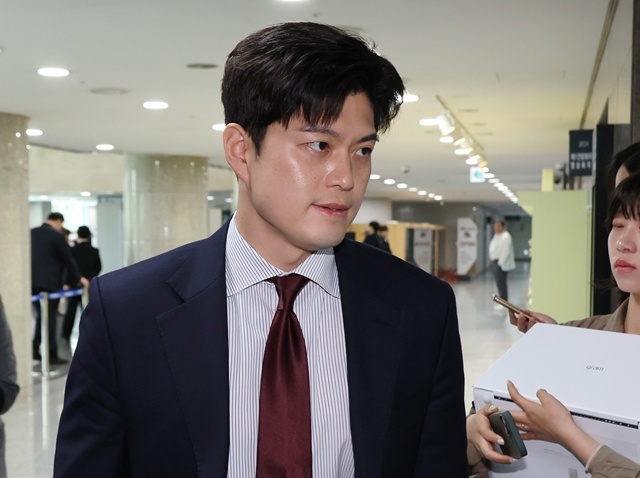 국민의힘 김용태 비상대책위원장 지명자가 13일 서울 여의도 국회 의원회관에서 열린 한국-호주-베트남 석탄재 핵심 광물화 사업 간담회에 참석하기 위해 이동하고 있다. 2025.5.14. / 연합뉴스
