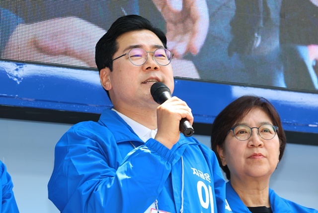 더불어민주당 박찬대 상임 총괄선대위원장이 6·3 대통령선거 공식 선거운동 첫날인 12일 인천 중구 답동성당 앞 사거리에서 시민들에게 이재명 대선 후보 지지를 호소하고 있다. 2025.5.14. / 연합뉴스