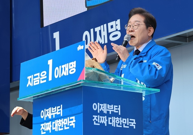 더불어민주당 이재명 대선 후보가 '보수의 텃밭'으로 불리는 대구·경북(TK) 지역 유세에 나선 13일 경북 구미시 구미역광장에서 시민들에게 지지를 호소하고 있다. 2025.5.14. / 연합뉴스