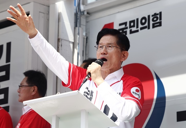 국민의힘 김문수 대선 후보가 13일 울산 남구신정시장 인근에서 유세를 하고 있다. 2025.5.14. / 연합뉴스