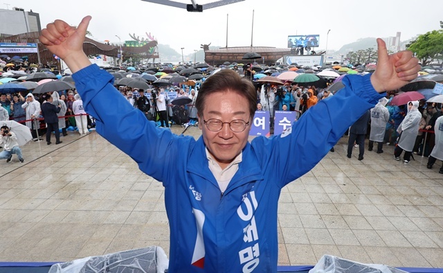 더불어민주당 이재명 대선 후보가 지난 15일 전남 여수시 이순신광장에서 열린 집중유세에서 연설을 마치고 기념 촬영하고 있다. 2025.5.16. / 연합뉴스