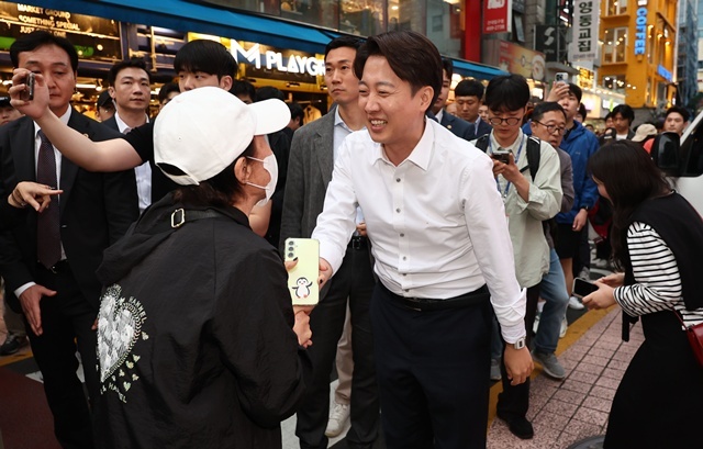 개혁신당 이준석 대선 후보가 15일 서울 광진구 건대맛의거리에서 도보 유세를 하며 시민들과 인사하고 있다. 2025.5.16. / 연합뉴스