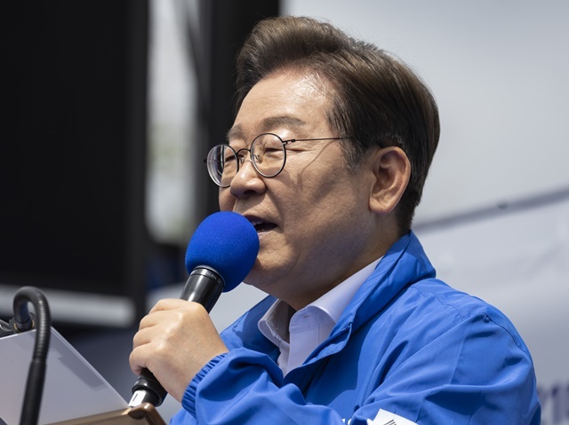 더불어민주당 이재명 대선후보가 17일 전남 나주시 금성관 망화루 앞에서 열린 유세에서 농업 정책 강화에 대한 연설을 하고 있다. 2025.5.18. / 연합뉴스