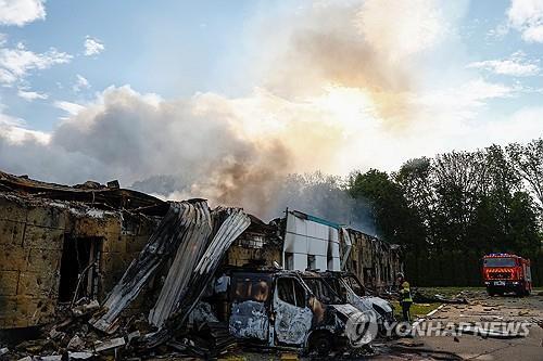 (키이우 로이터=연합뉴스) 우크라이나 소방관들이 18일(현지시간) 러시아의 드론 공격으로 피해를 본 키이우 외곽 민간 기업 현장에서 작업하고 있다. 2025.05.18. / 연합뉴스