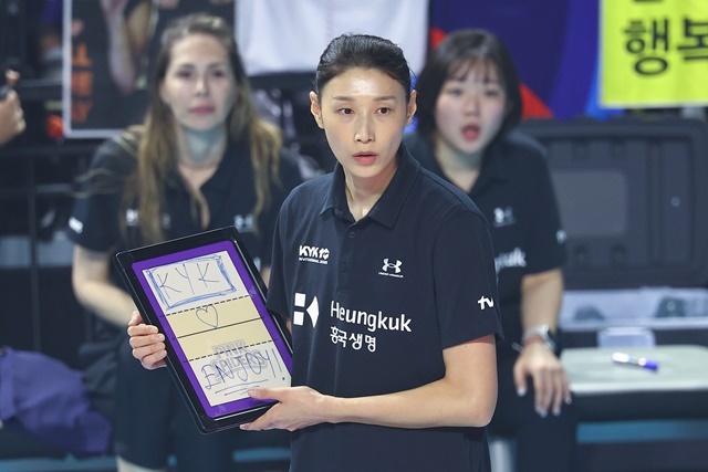 2024-2025시즌을 끝으로 현역 생활을 마감한 '배구 여제' 김연경이 18일 인천 삼산월드체육관에서 열린 여자배구 세계올스타전 'KYK 인비테이셔널 2025'에서 스타 팀 감독으로 나서 'ENJOY'라고 적힌 전술판을 들고 경기를 지켜보고 있다. 2025.5.18. / 연합뉴스