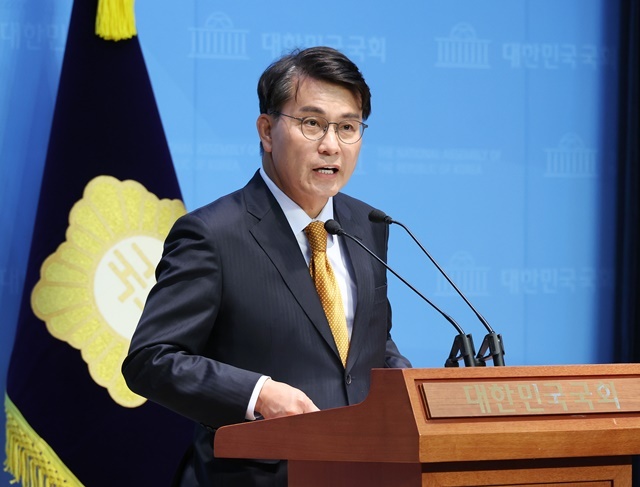 국민의힘 윤상현 의원이 18일 서울 여의도 국회 소통관에서 현안과 관련해 회견하고 있다. 2025.5.18. / 연합뉴스