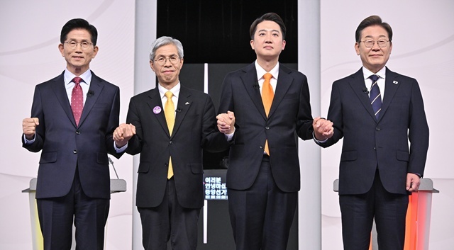 국민의힘 김문수(왼쪽부터)·민주노동당 권영국·개혁신당 이준석·더불어민주당 이재명 대선후보가 18일 서울 마포구 상암동 SBS 프리즘센터 스튜디오에서 열린 제21대 대선 1차 후보자 토론회 시작에 앞서 기념촬영을 하고 있다. 2025.5.19. / 연합뉴스