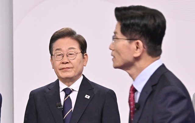 국민의힘 김문수(오른쪽)·더불어민주당 이재명 대선후보가 18일 서울 마포구 상암동 SBS 프리즘센터 스튜디오에서 열린 제21대 대선 1차 후보자 토론회에 참석해 시작을 기다리고 있다. 2025.5.19. / 연합뉴스