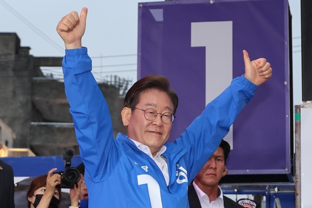 더불어민주당 이재명 대선 후보가 서울 표심 잡기에 나선 19일 서울 마포구 KT&G 상상마당 앞에서 열린 유세에서 시민들을 향해 인사하고 있다. 2025.5.20. / 연합뉴스