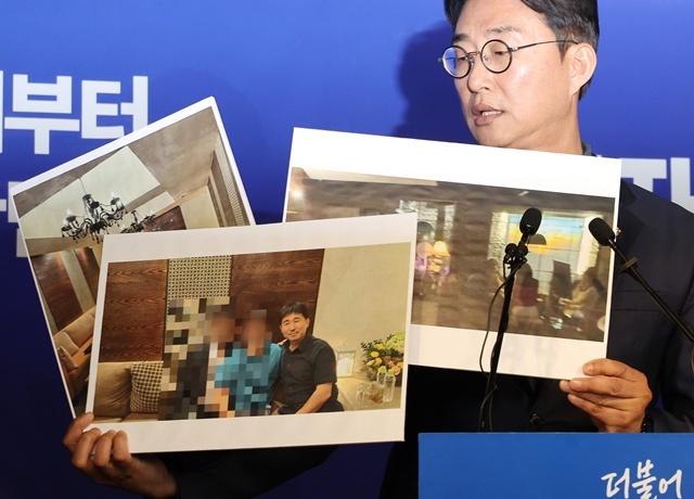 더불어민주당 노종면 선대위 대변인이 19일 서울 여의도 당사에서 "윤석열 전 대통령의 내란 혐의 사건 재판장인 지귀연 서울중앙지법 부장판사가 유흥업소에서 접대받았다"라는 의혹을 제기하며 관련 사진을 공개하고 있다. 2025.5.20. / 연합뉴스
