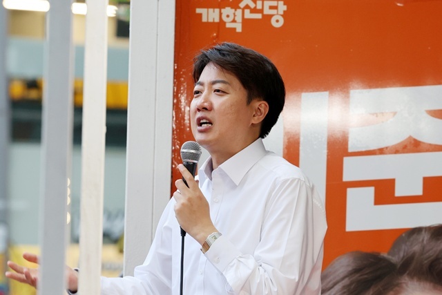 개혁신당 이준석 대선 후보가 19일 오후 광주 북구 전남대학교 후문 앞에서 열린 유세에서 지지를 호소하고 있다. 2025.5.20. / 연합뉴스