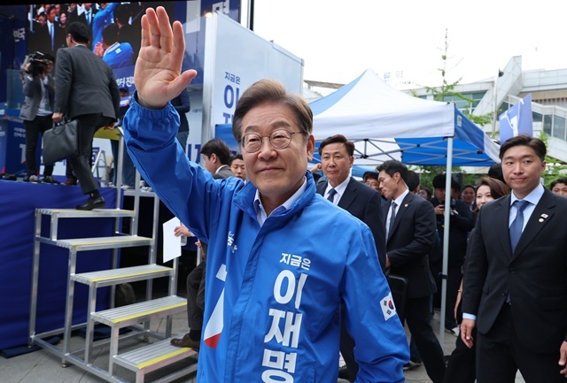 더불어민주당 이재명 대선 후보가 20일 경기 파주시 금릉역 중앙광장에서 열린 유세에서 시민들에게 인사하고 있다. 2025.5.20