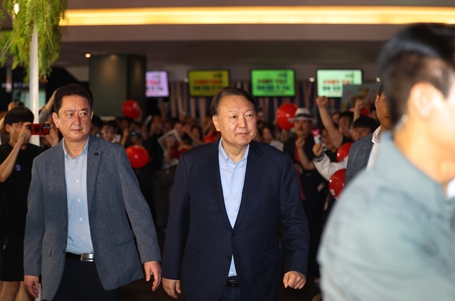 윤석열 전 대통령이 21일 서울 메가박스 동대문에서 이영돈 PD가 제작한 다큐멘터리 영화 '부정선거, 신의 작품인가'를 관람하기 위해 상영관으로 향하고 있다. 2025.5.21. / 연합뉴스
