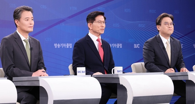 21일 국민의힘 김문수 대선 후보(가운데)가 경기 고양시 MBN 미디어센터에서 열린 한국방송기자클럽 대선 후보 초청 토론회에서 발언하고 있다. 2025.5.21. / 연합뉴스