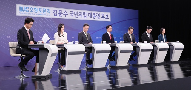 21일 국민의힘 김문수 대선 후보(가운데)가 경기 고양시 MBN 미디어센터에서 열린 한국방송기자클럽 대선 후보 초청 토론회에서 발언하고 있다. 2025.5.21. / 연합뉴스
