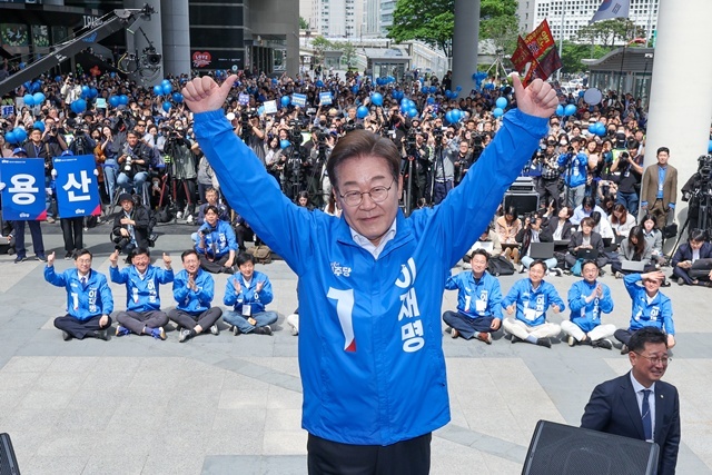 더불어민주당 이재명 대선 후보가 19일 서울 용산역광장에서 열린 집중유세에서 연설을 마친 후 엄지를 들어 보이고 있다. 2025.5.22. / 연합뉴스