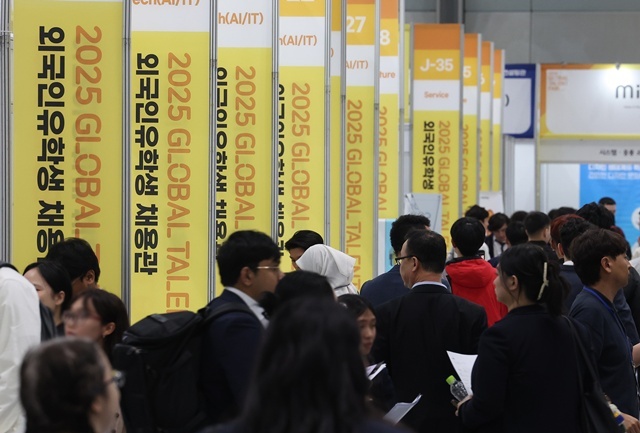 19일 서울 강남구 코엑스에서 열린 일자리 박람회 '2025 글로벌 탤런트 페어'에서 구직자들이 부스를 둘러보고 있다. 2025.5.22. / 연합뉴스