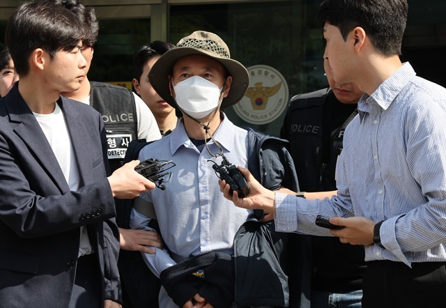 시흥 살인사건의 피의자 차철남이 21일 오전 구속 전 피의자 심문(영장실질심사) 출석을 위해 경기 시흥경찰서를 나서고 있다. 중국동포인 차철남은 지난 17일 같은 중국동포인 50대 형제를 살해한 뒤 지난 19일 인근의 편의점 주인과 자기집 건물주 등 2명을 흉기로 찔러 다치게 한 혐의를 받고 있다. 2025.5.22. / 연합뉴스