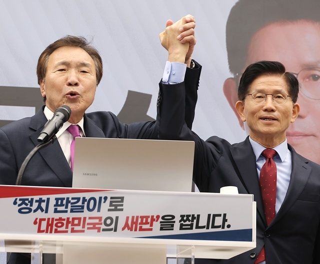 손학규 전 민주당·바른미래당 대표가 22일 서울 여의도 국민의힘 중앙당사에서 열린 정치개혁 관련 긴급 기자회견에서 국민의힘 김문수 대선 후보 지지 선언을 하고 있다. 2025.5.22. / 연합뉴스