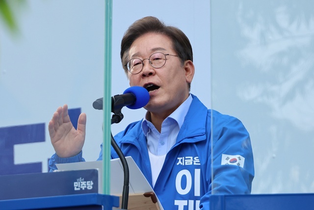더불어민주당 이재명 대선 후보가 21일 인천광역시 서구 청라동 유세에서 시민들에게 지지를 호소하고 있다. 2025.5.23. / 연합뉴스