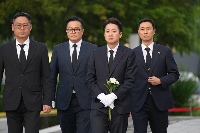 개혁신당 이준석 대선 후보가 23일 경남 김해시 진영읍 봉하마을을 방문해 노무현 전 대통령 묘역을 참배하고 있다. 2025.5.23. / 연합뉴스
