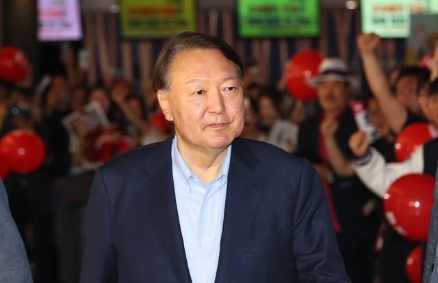 윤석열 전 대통령이 21일 서울 메가박스 동대문에서 이영돈 PD가 제작한 다큐멘터리 영화 '부정선거, 신의 작품인가'를 관람하기 위해 상영관으로 향하고 있다. 2025.5.23. / 연합뉴스