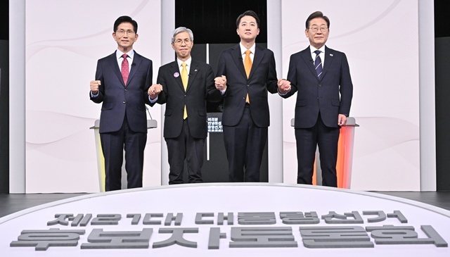 국민의힘 김문수(왼쪽부터)·민주노동당 권영국·개혁신당 이준석·더불어민주당 이재명 대선후보가 18일 서울 마포구 상암동 SBS 프리즘센터 스튜디오에서 열린 제21대 대선 1차 후보자 토론회 시작에 앞서 기념촬영을 하고 있다. 2025.5.23. / 연합뉴스