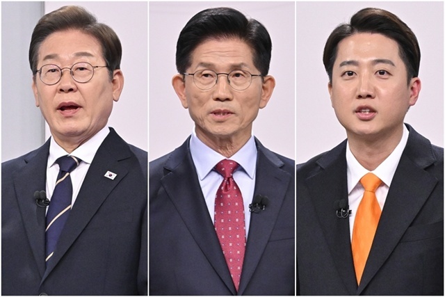 더불어민주당 이재명 대선후보(왼쪽부터), 국민의힘 김문수 대선후보, 개혁신당 이준석 대선후보가 18일 서울 마포구 상암동 SBS 프리즘센터 스튜디오에서 열린 제21대 대선 1차 후보자 토론회를 준비하고 있다. 2025.5.23. / 연합뉴스