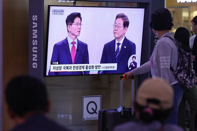 지난 18일 서울역 대합실에서 시민들이 제21대 대선 1차 후보자 토론회 중계방송을 지켜보고 있다. 2025.5.24. / 연합뉴스