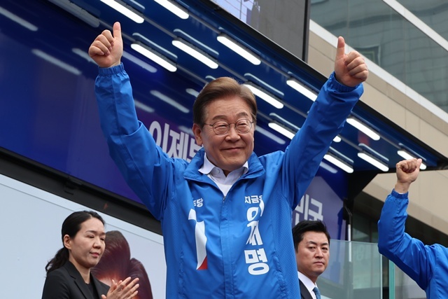 더불어민주당 이재명 대선 후보가 24일 경기 부천시 부천역 북부광장에서 열린 유세에서 시민들에게 인사하고 있다. 2025.5.26. / 연합뉴스