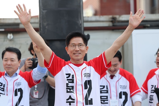 국민의힘 김문수 대선 후보가 25일 충남 서산시 중앙통 로데오거리에서 집중 유세를 하고 있다. 2025.5.26. / 연합뉴스