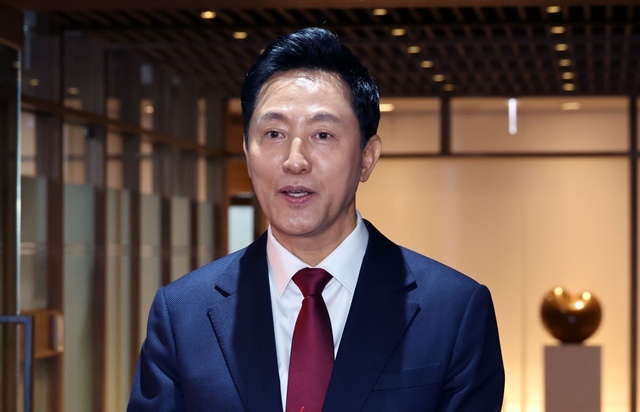 집무실 나서는 오세훈 서울시장 2025.5.26. / 연합뉴스