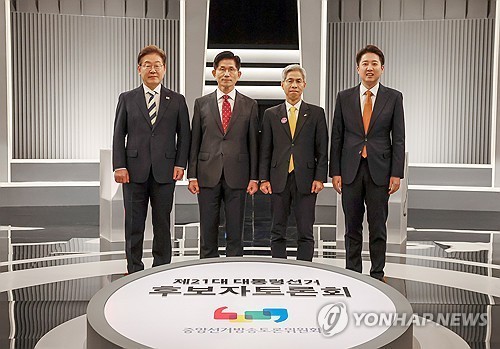 더불어민주당 이재명·국민의힘 김문수·민주노동당 권영국·개혁신당 이준석 대선후보가 지난 23일 서울 영등포구 여의도 KBS 스튜디오에서 열린 제21대 대선 2차 후보자 토론회 시작에 앞서 기념 촬영하기 위해 자리하고 있다. 2025.5.27. / 연합뉴스