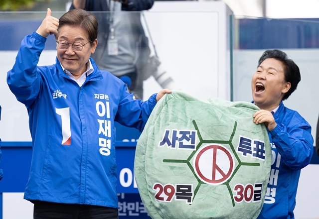더불어민주당 이재명 대선 후보가 24일 경기 시흥시 배곧아브뉴프랑센트럴광장에서 열린 유세에서 사전투표를 독려하고 있다. 2025.5.27. / 연합뉴스