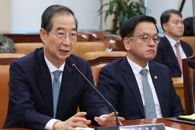 한덕수 전 국무총리(왼쪽)와 최상목 전 경제부총리 2025.5.27. / 연합뉴스