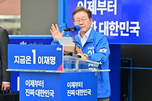 더불어민주당 이재명 대선 후보가 22일 오전 제주시 동문로터리에서 유세를 하고 있다. 2025.5.28. / 연합뉴스