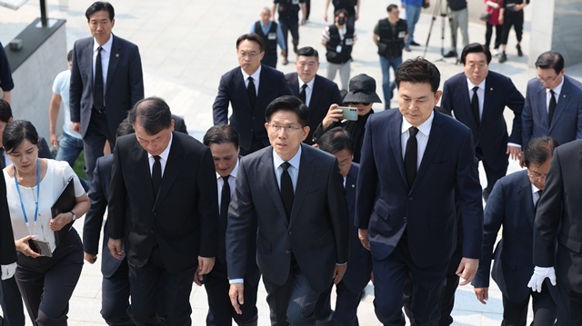 국민의힘 김문수 대선후보가 김태호 등 같은 당 의원과 함께 28일 오전 경남 창원시 마산회원구 국립3.15민주묘지를 방문하고 있다. 2025.5.28. / 연합뉴스